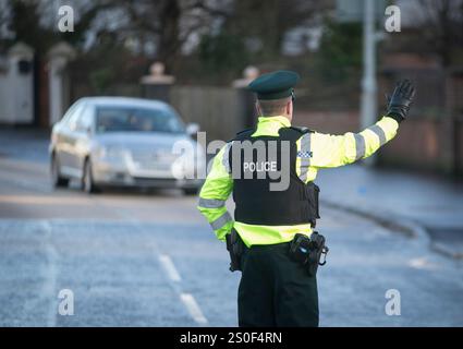 Aktenfoto vom 12/16 eines PSNI Straßenpolizisten fahndet entgegenkommende Fahrer während eines Zufallsgetränk-Kontrollpunktes in Belfast. Tausende von Autofahrern wurden mindestens viermal beim Führen von Drogen erwischt, was dazu führte, dass die Minister die Einführung von Rehabilitationskursen für Straftäter erwägen sollten. Ausgabedatum: Samstag, 28. Dezember 2024. Stockfoto