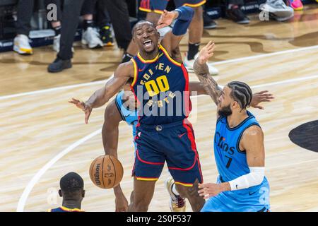 Inglewood, Usa. Dezember 2024. Jonathan Kuminga #00 der Golden State Warriors in Aktion mit Amir Coffey #7 der Los Angeles Clippers während eines NBA-Basketballspiels im Intuit Dome. Endpunktzahl Clippers 102:92 Warriors Credit: SOPA Images Limited/Alamy Live News Stockfoto