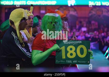 London, Großbritannien. Dezember 2024. Dart-Fan während der PDC Paddy Power World Darts Championship 2024/2025 im Alexandra Palace, London, England, Großbritannien am 27. Dezember 2024 Credit: Every Second Media/Alamy Live News Stockfoto