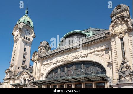 Die Fassade des Bahnhofs Belle-Epoque Limoges-Bénédictins, einer der schönsten Bahnhöfe Frankreichs Stockfoto