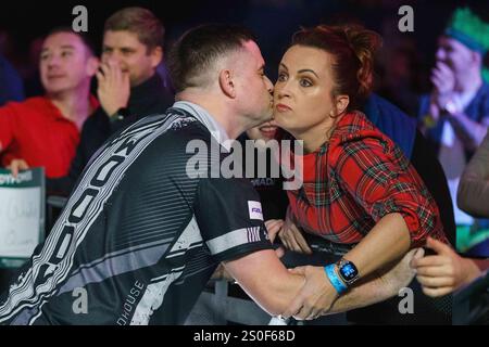London, Großbritannien. Dezember 2024. Luke Woodlouse's Walkout während der PDC Paddy Power World Darts Championship 2024/2025 im Alexandra Palace, London, England, Großbritannien am 27. Dezember 2024 Credit: Every Second Media/Alamy Live News Stockfoto