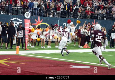 27. Dezember 2024 – der Wide Receiver der USC Trojans Ja'Kobi Lane #8 kommt knapp hinter der Torlinie, als die Cheerleader im Hintergrund schreien während des SRS Distribution Las Vegas Bow zwischen den USC Trojans und den Texas A&M Aggies im Allegiant Stadium in Las Vegas, NV, Michael Sullivan/CSM Stockfoto