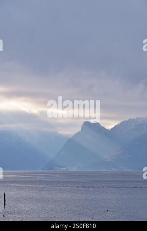 Traunsee bei Gmunden im Salzkammergut, Österreich an einem Wintertag, vertikal Stockfoto