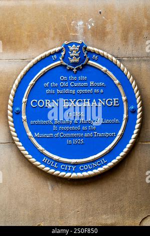 Eine blaue Plakette des Stadtrates von Hull an der Hull Corn Exchange in der High Street. Stockfoto