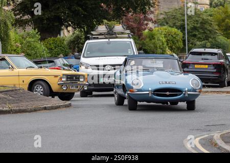Jaguar E-Type fährt um einen Kreisverkehr Stockfoto