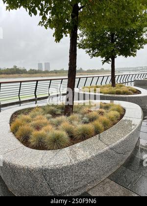 Belgrad, Serbien - 15. September 2024: Gebäude an der Belgrader Uferpromenade neues Kapitel in der Stadt Belgrad, Serbien. Hochwertige Fotos Stockfoto