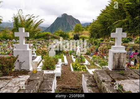 Der Friedhof von Hell-Bourg im Cirque de Salazie der Île de la Réunion, der als eines der schönsten Dörfer Frankreichs gilt Stockfoto