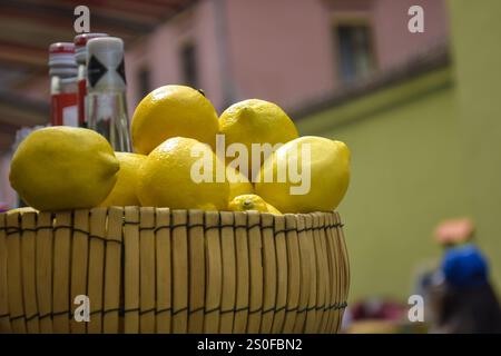 Große reife Zitronen in einer Holzschale. Straßenhandel. Nahaufnahme. Selektiver Fokus. Stockfoto