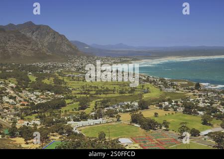 Bergblick auf die Küstenstadt Hermanus im Overberg, Südafrika. Stockfoto
