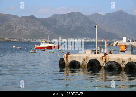 Blick auf Hermanus vom New Harbour Kai in Walker Bay an der Südküste des Westkap in Südafrika Stockfoto