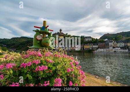 Malerischer Blick auf das Schloss Cochem mit lebendigen Blumen im Sommer Stockfoto