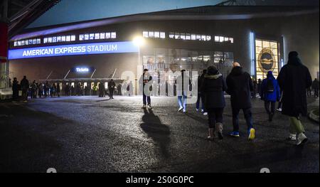 Fans kommen an einem kalten nebeligen Abend zum Premier League-Spiel zwischen Brighton und Hove Albion und Brentford im American Express Stadium, Brighton, Großbritannien - 27. Dezember 2024 Foto Simon Dack / Teleobjektive nur redaktionelle Verwendung. Kein Merchandising. Für Football Images gelten Einschränkungen für FA und Premier League, inc. Keine Internet-/Mobilnutzung ohne FAPL-Lizenz. Weitere Informationen erhalten Sie bei Football Dataco Stockfoto