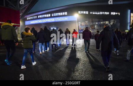 Fans kommen an einem kalten, nebeligen Abend zum Premier League-Spiel zwischen Brighton und Hove Albion und Brentford im American Express Stadium, Brighton, UK - 27. Dezember 2024 Stockfoto