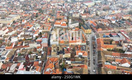 Stadtzentrum von Novi Sad von der Drohne aus der Vogelperspektive rund um die Marienkirche und das Rathaus Novi Sad, Vojvodina, Serbien Stockfoto