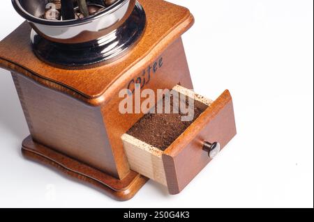 Gemahlener Kaffee aus der Mahlmaschine mit einigen Kaffeebohnen vor dem Mahlen Stockfoto