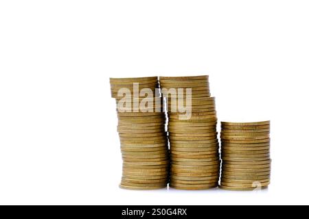 Alte und gebrauchte goldene Münzen stapeln sich auf weißem Hintergrund Stockfoto
