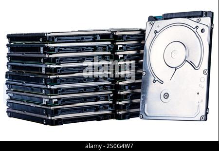 Tonnen von nicht funktionsfähiger Festplatte auf weißem Hintergrund Stockfoto