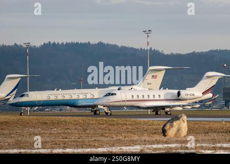 Zürich, Schweiz, 16. Januar 2024 CS-CHB Net Jets Europe Bombardier Challenger 350 parkt vor einem Golf der United States Air Force Stockfoto