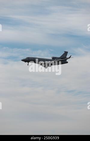 Zürich, Schweiz, 16. Januar 2024 Ungarische Luftwaffe Dassault Falcon 7X Flugzeug auf ihrem letzten Anflug auf Start- und Landebahn 14 während der Weltwirtschaftszeit Stockfoto