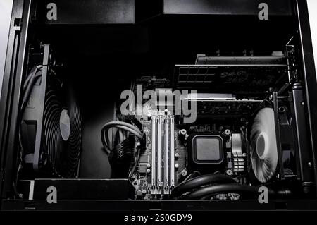 Nahaufnahme eines Teils der Hauptplatine vom Laptop zeigt eine grüne CPU auf der Platine Stockfoto