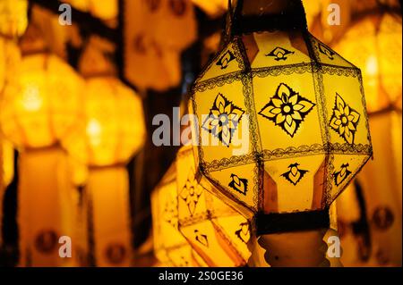 Helle und lebendige Lanna-Laternen im Stil von Nordthailand Stockfoto