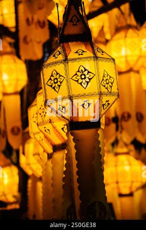 Helle und lebendige Lanna-Laternen im Stil von Nordthailand Stockfoto