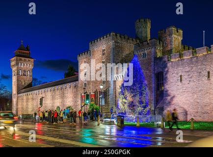 Cardiff Castle zu Weihnachten 2024. Duke Street/Castle Street, Wales, Großbritannien Stockfoto