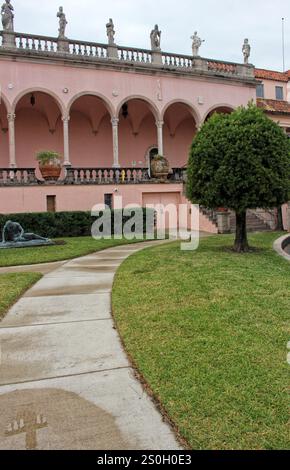 Sarasota FL - 5. November 2024: Innenhof des Ringling Museum of Art in Sarasota Florida Stockfoto