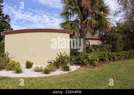Leeres Schild am Eingang der Vorstadt Gated Community in South FL Stockfoto