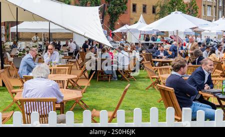 Gäste genießen die Gastlichkeit des London Concours 2024 Stockfoto