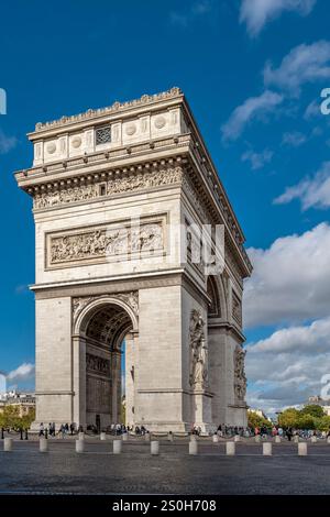 Der Arc de Triomphe ist ein bedeutendes Denkmal in Paris, Frankreich Stockfoto