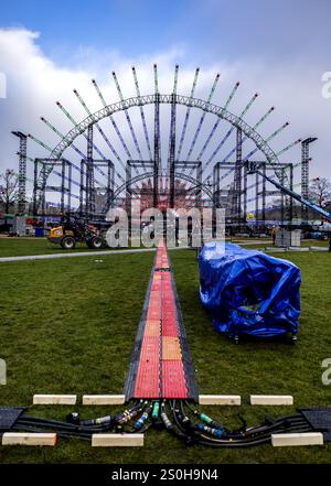 AMSTERDAM - die Installation für die Neujahrsshow Electric Fireworks wird auf dem Museumplein gebaut. Die jährliche Veranstaltung wird mit Lichtern und Feuerwerken das neue Jahr einläuten. ANP RAMON VAN FLYMEN niederlande aus - belgien aus Stockfoto