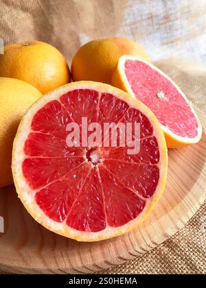 4 Grapefruits, einer von ihnen in zwei Hälften. Immer noch leben. Stockfoto