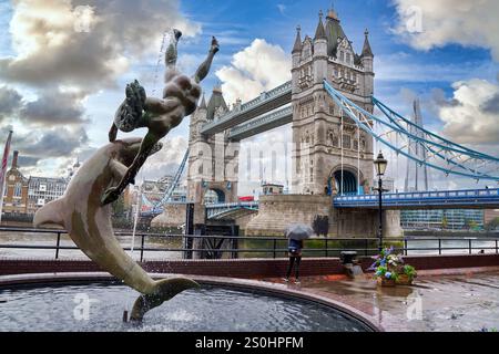 Mädchen mit Delfinbrunnen am Nordufer der Themse, Tower Bridge, London, England, Großbritannien Stockfoto