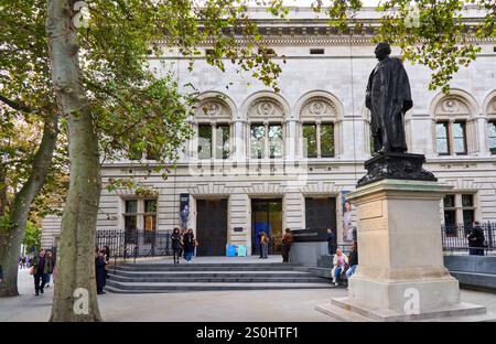 Sir Henry Irving Statue, National Portrait Gallery, Charing Cross Rd, London, England, UK Stockfoto
