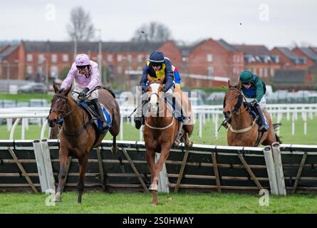 Newbury, Großbritannien. Samstag, 28. Dezember 2024. Jipcot und Kielan Woods gewinnen den Coral Racing Club, der für Trainer Jonjo & A,J. für die Freie Handicap-Hürde beitreten wird O'Neill und die Besitzer der Megsons. Credit JTW equine Images / Alamy Live News Stockfoto