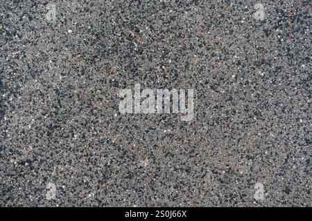 Neue Asphaltstruktur. Ein Rahmen, der mit der strukturierten Oberfläche aus trockenem Asphalt gefüllt ist und das detaillierte Muster zeigt Stockfoto