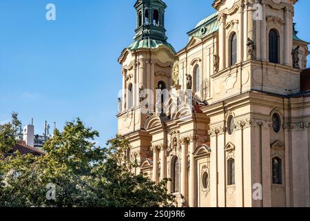 Fassade der Nikolaikirche (Kostel svatého Mikuláše), spätgotische und barocke Kirche auf dem Altstädter Ring, Prag, Tschechien Stockfoto