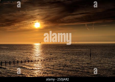 Sonnenuntergang über der Irischen See vom Rhyl Beach, Nordwales Küste Stockfoto