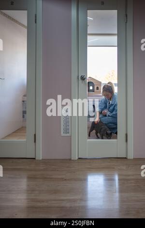 Weibliche Angestellte im Katzenzimmer, kein Spaziergang wegen fehlender Impfung erlaubt. Gesundheitscheck, Pflege Stockfoto