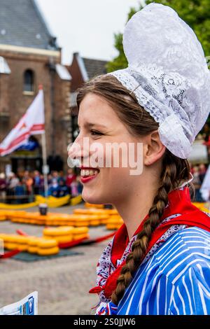 Käsemaide in traditioneller Tracht, Alkmaar Käsemarkt, Alkmaar, Holland, Niederlande. Stockfoto