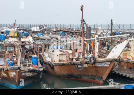 Angelboote/Fischerboote und Dhaus in Kuwait-Stadt vor Anker oben neben dem Fischmarkt Stockfoto