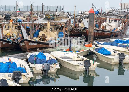 Angelboote/Fischerboote und Dhaus in Kuwait-Stadt vor Anker oben neben dem Fischmarkt Stockfoto