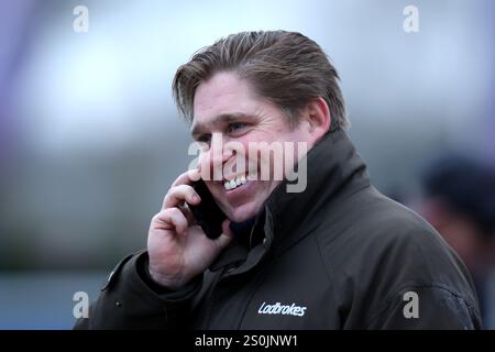 Trainer Dan Skelton, nachdem er gesehen hatte, wie der neue Löwe, der von Harry Skelton geritten wurde, die Hürde der Coral Challow Neulinge beim Coral Challow Hürdle Day auf der Newbury Racecourse gewann. Bilddatum: Samstag, 28. Dezember 2024. Stockfoto