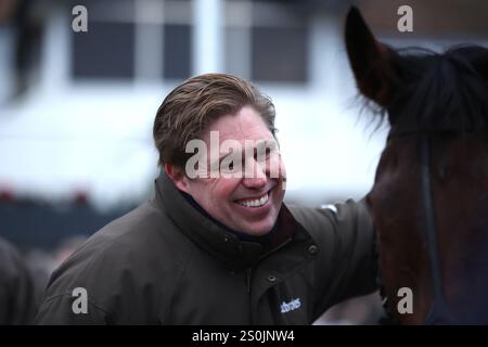 Trainer Dan Skelton, nachdem er gesehen hatte, wie der neue Löwe, der von Harry Skelton geritten wurde, die Hürde der Coral Challow Neulinge beim Coral Challow Hürdle Day auf der Newbury Racecourse gewann. Bilddatum: Samstag, 28. Dezember 2024. Stockfoto