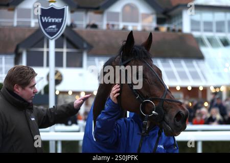 Trainer Dan Skelton, nachdem er gesehen hatte, wie der neue Löwe, der von Harry Skelton geritten wurde, die Hürde der Coral Challow Neulinge beim Coral Challow Hürdle Day auf der Newbury Racecourse gewann. Bilddatum: Samstag, 28. Dezember 2024. Stockfoto