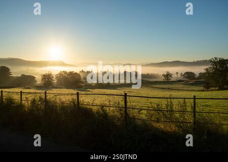 Wunderschöner Morgen in den Hügeln in der Nähe von Windermere im Lake District Nationalpark, Cumbria, England. Stockfoto