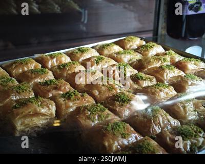 Frisch gebackenes türkisches Gebäck Dessert, Baklava, zubereitet mit blättrigem Phyllo-Teig und Pistazien Stockfoto