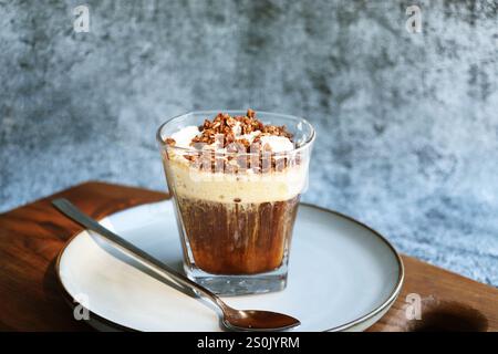 Iced Caramel Latte garniert mit Schlagsahne und Karamellsauce, erfrischendem und süßem Kaffeegetränk Stockfoto