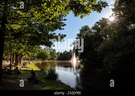 Besucher genießen einen sonnigen Nachmittag im Vondelpark - Amsterdam, Niederlande Stockfoto